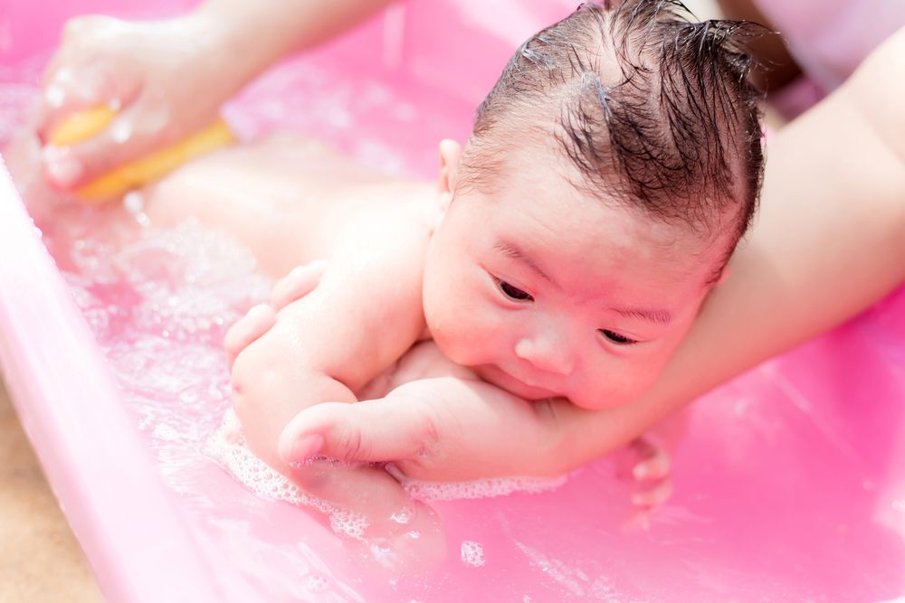 Yenidoğan ilk bebek banyosu nasıl yapılır